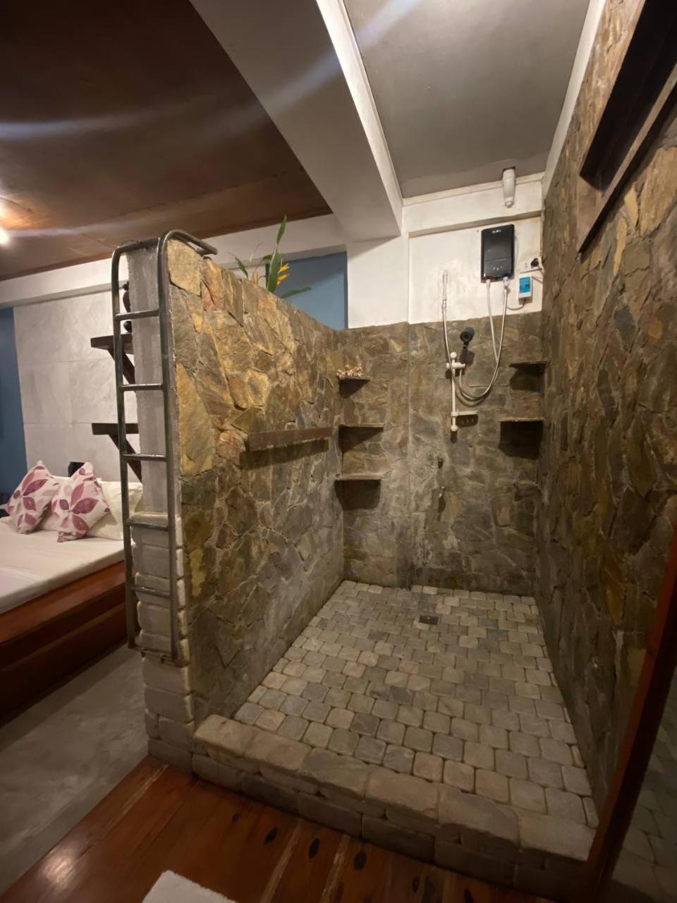Stone Creek House Bed & Breakfast Romblon Bagian luar foto